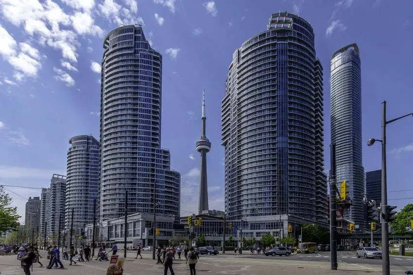 toronto cn tower between two buildings