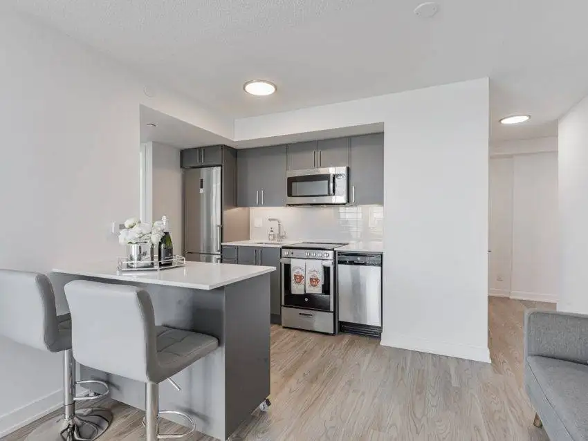 38 Monte Kwinter Crt Suite 423 eat in kitchen with breakfast bar h