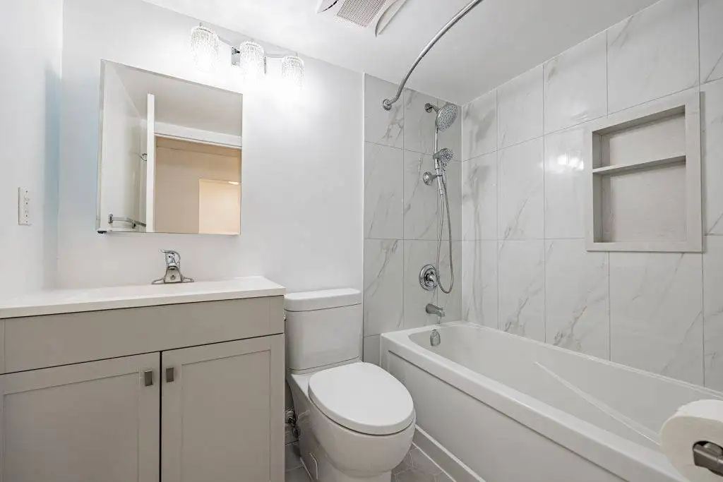 17. 807 120 St Patrick renovated condo bath with soaker tub