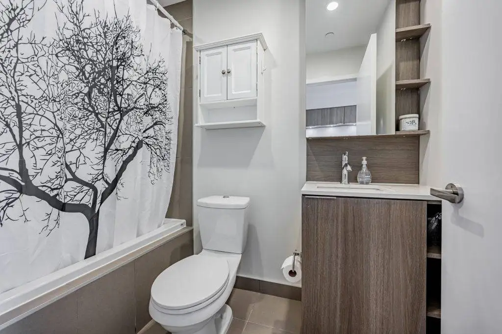 16. 4 piece bath quarts counters porcelain floors soaker tub 55 Regent Park Blvd Unit 1210