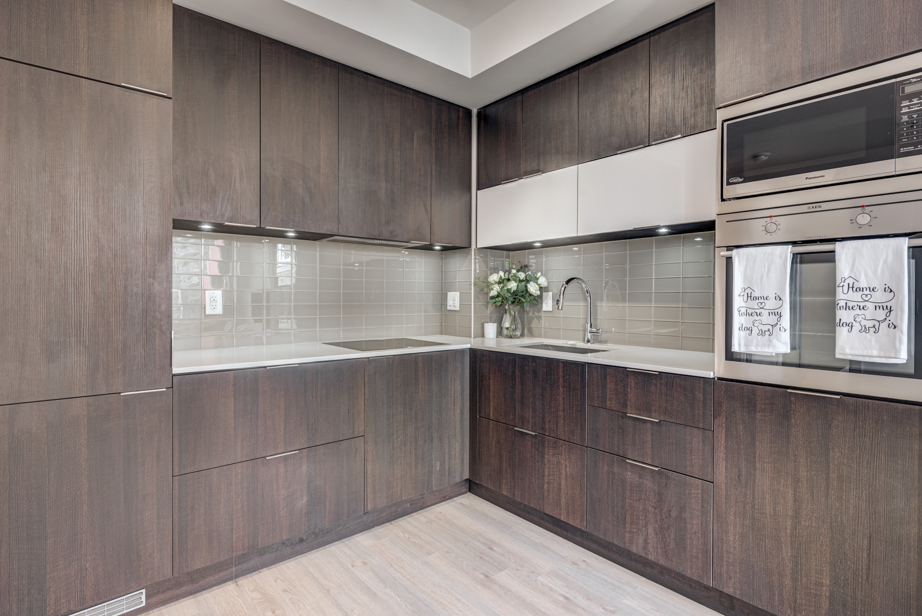 Modern L-shaped kitchen of 318 Richmond Unit 2607.