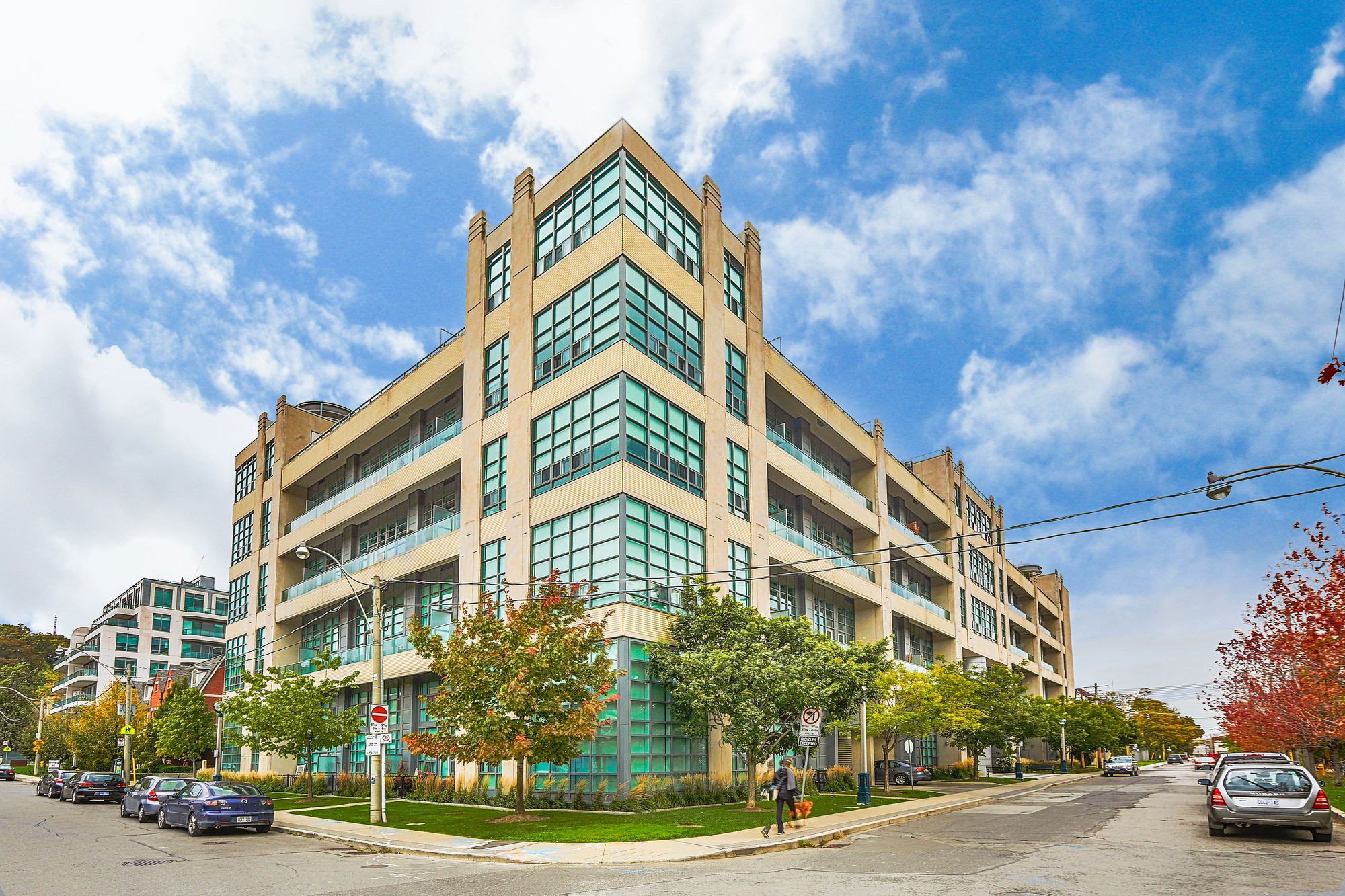 Street view of Madison Avenue Lofts, a 6-storey building with Art Deco architecture.