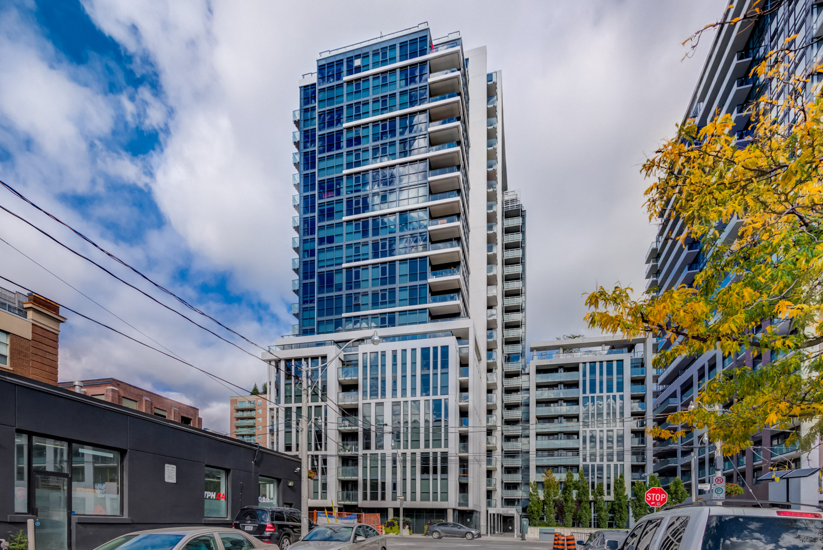 White and blue exterior of Ivory Condos on 400 Adelaide St in Moss Park.