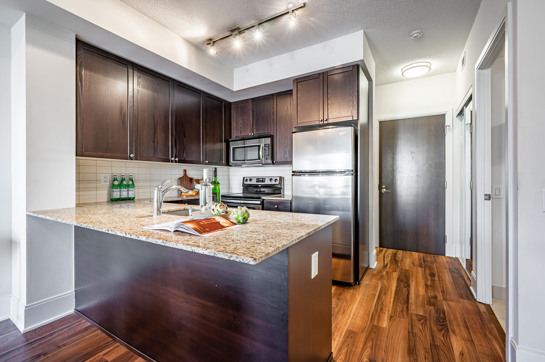 560 Front St W Unit 622 kitchen with breakfast bar and tracklights.