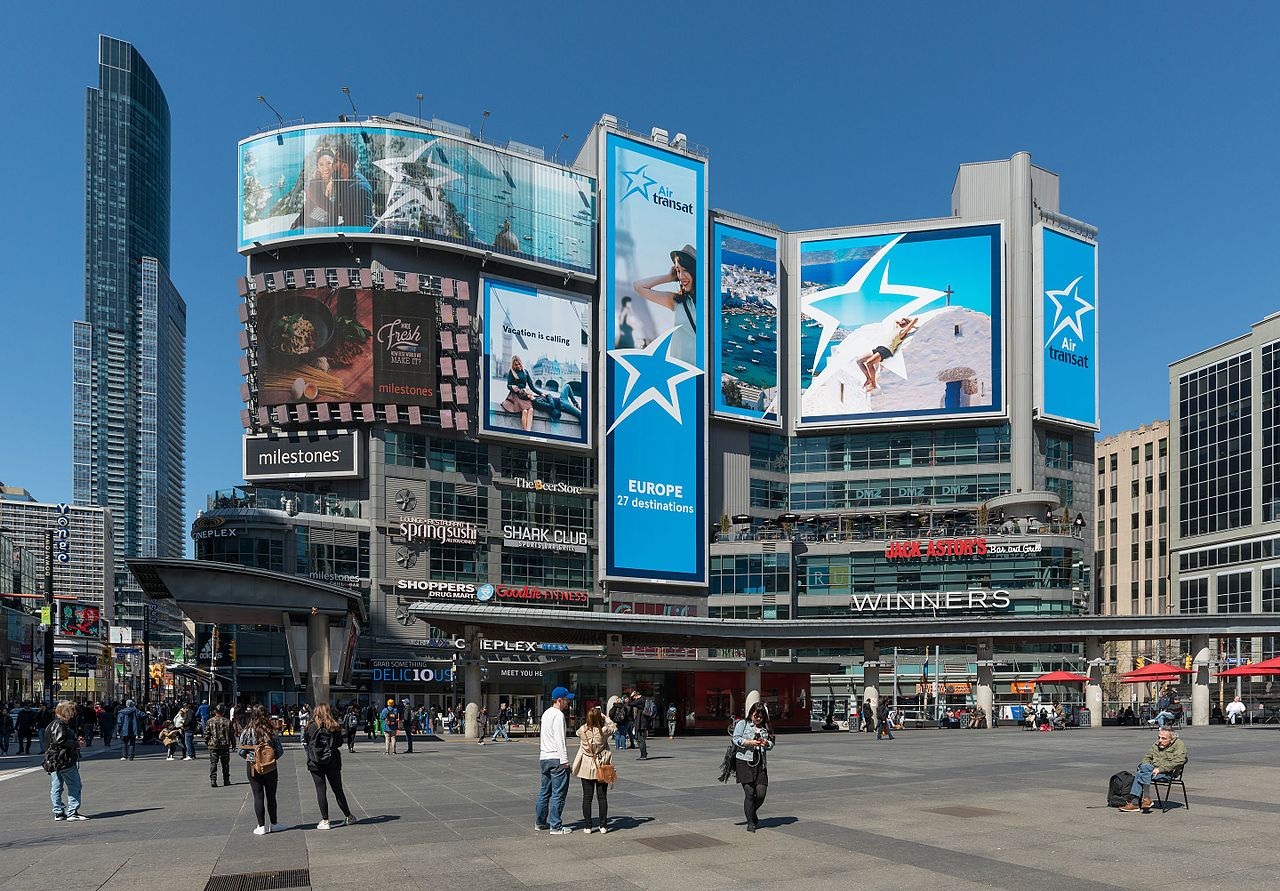 Photo of 10 Dundas Street. We can see so many stores.