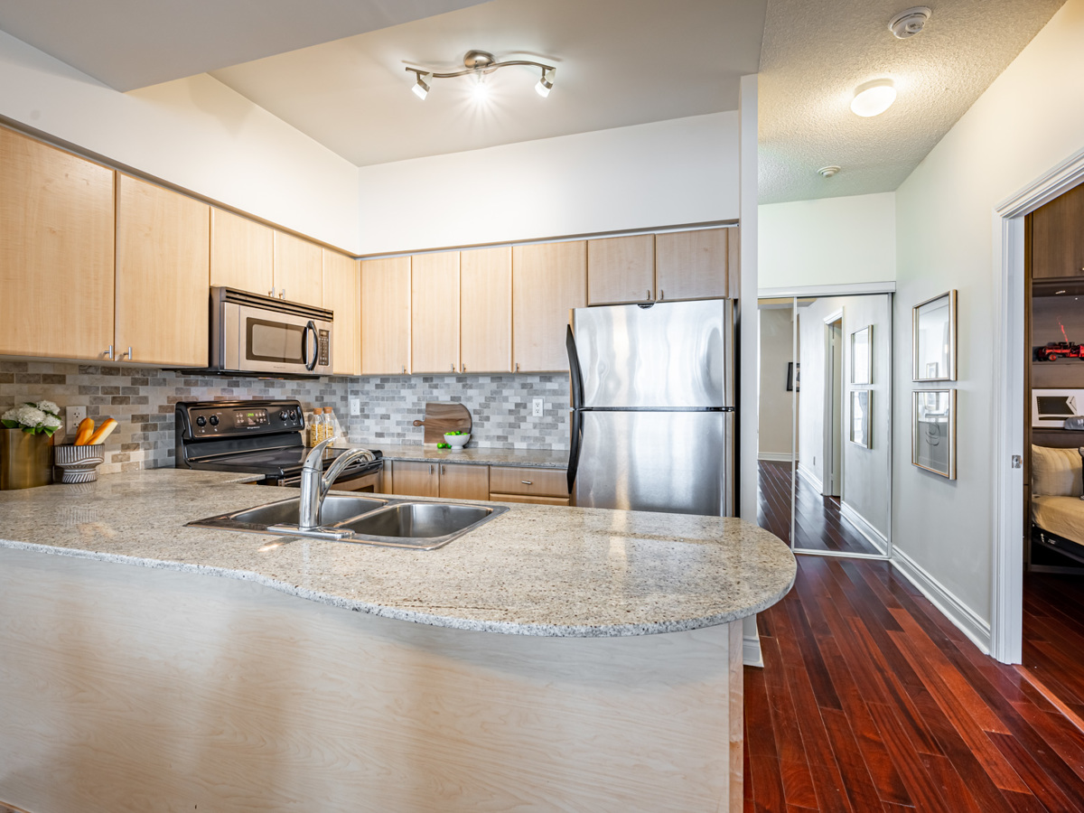 763 Bay St Unit 4705 kitchen with granite breakfast bar.