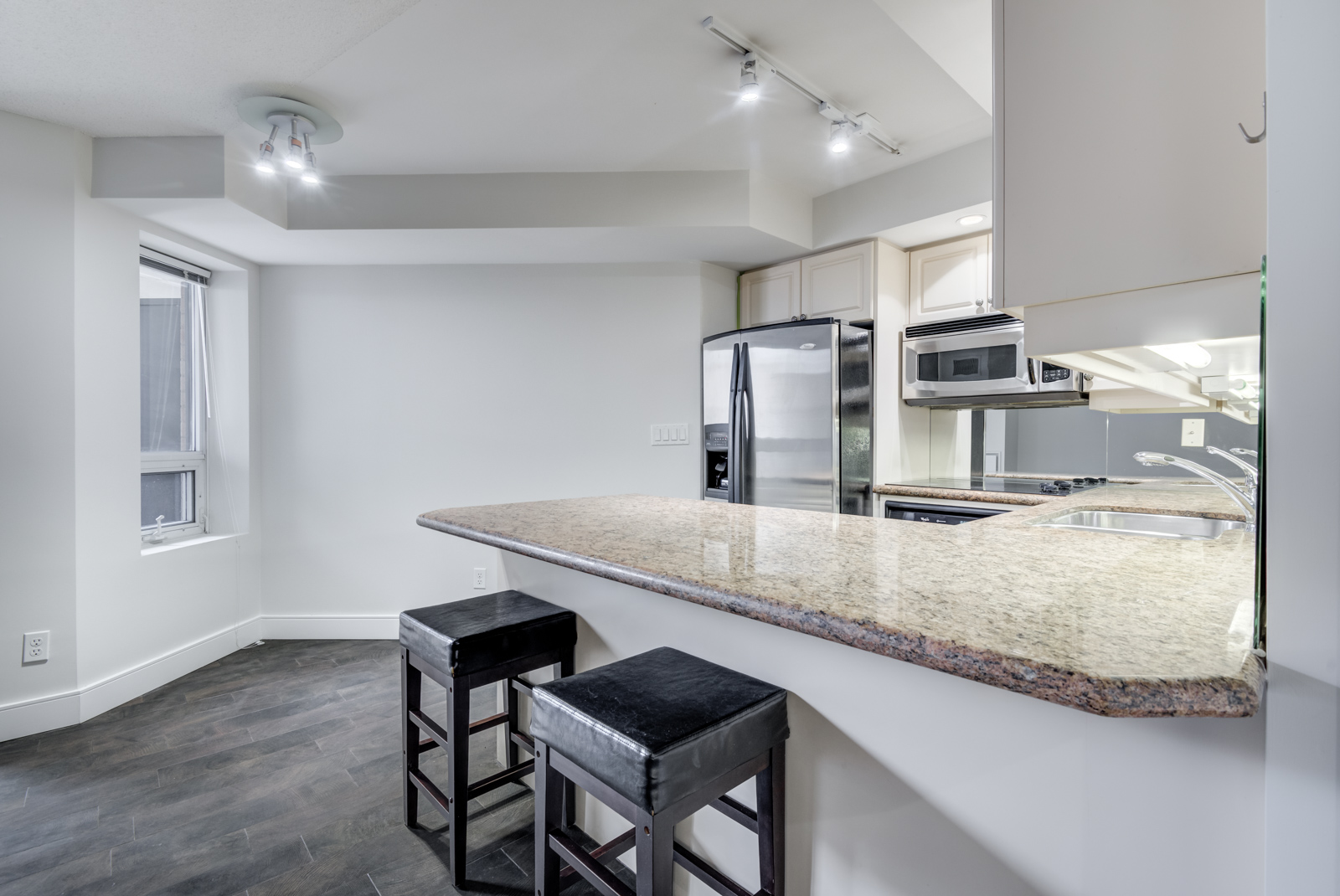 Granite breakfast bar with 2 chairs.