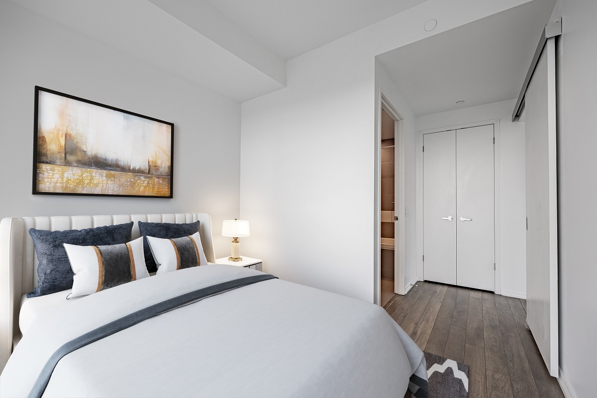 Large primary bedroom - 197 Yonge St Unit 2209.