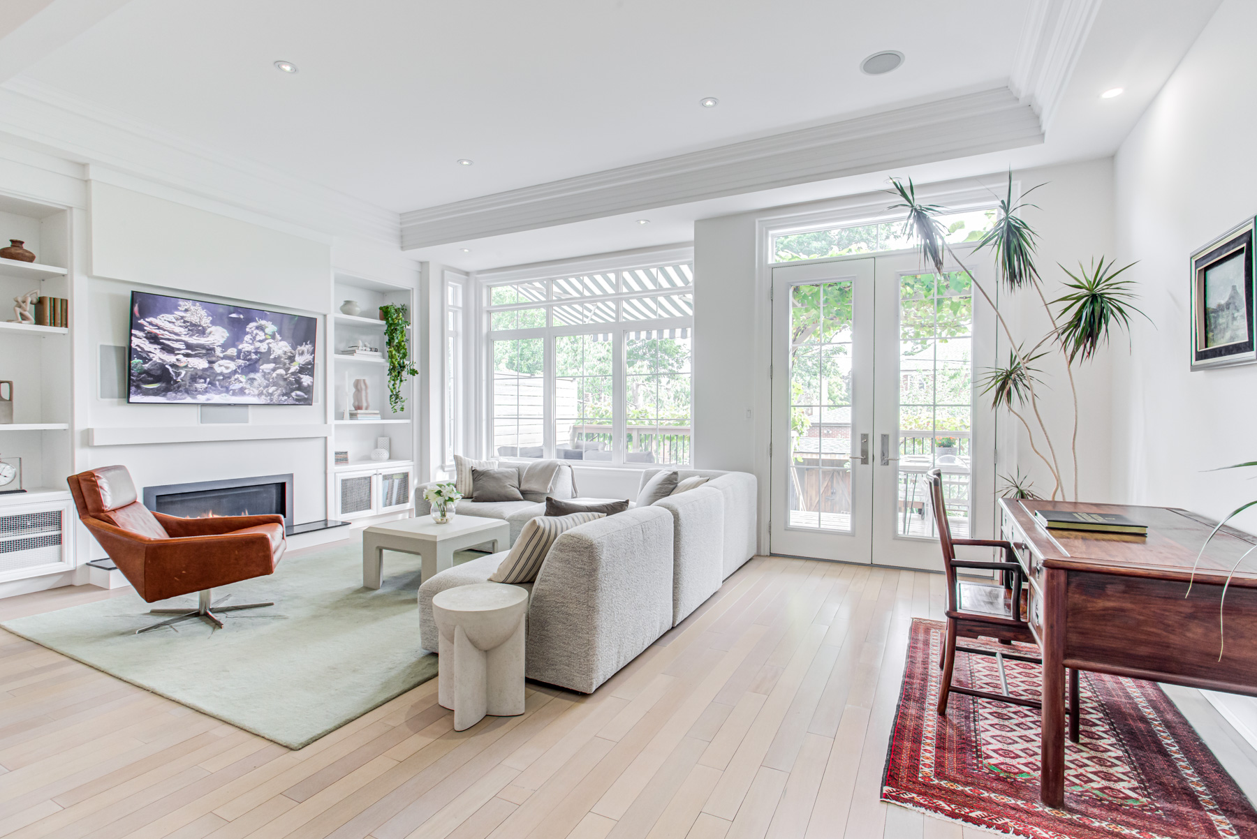 741 Glencairn Ave family room with large windows.