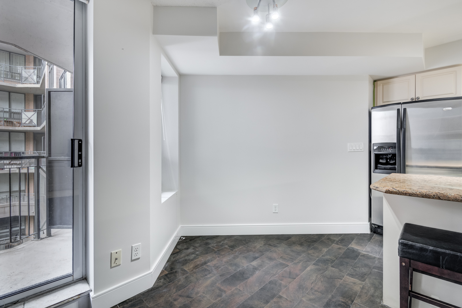 Dining room niche next to kitchen of 140 Simcoe St Unit 921.