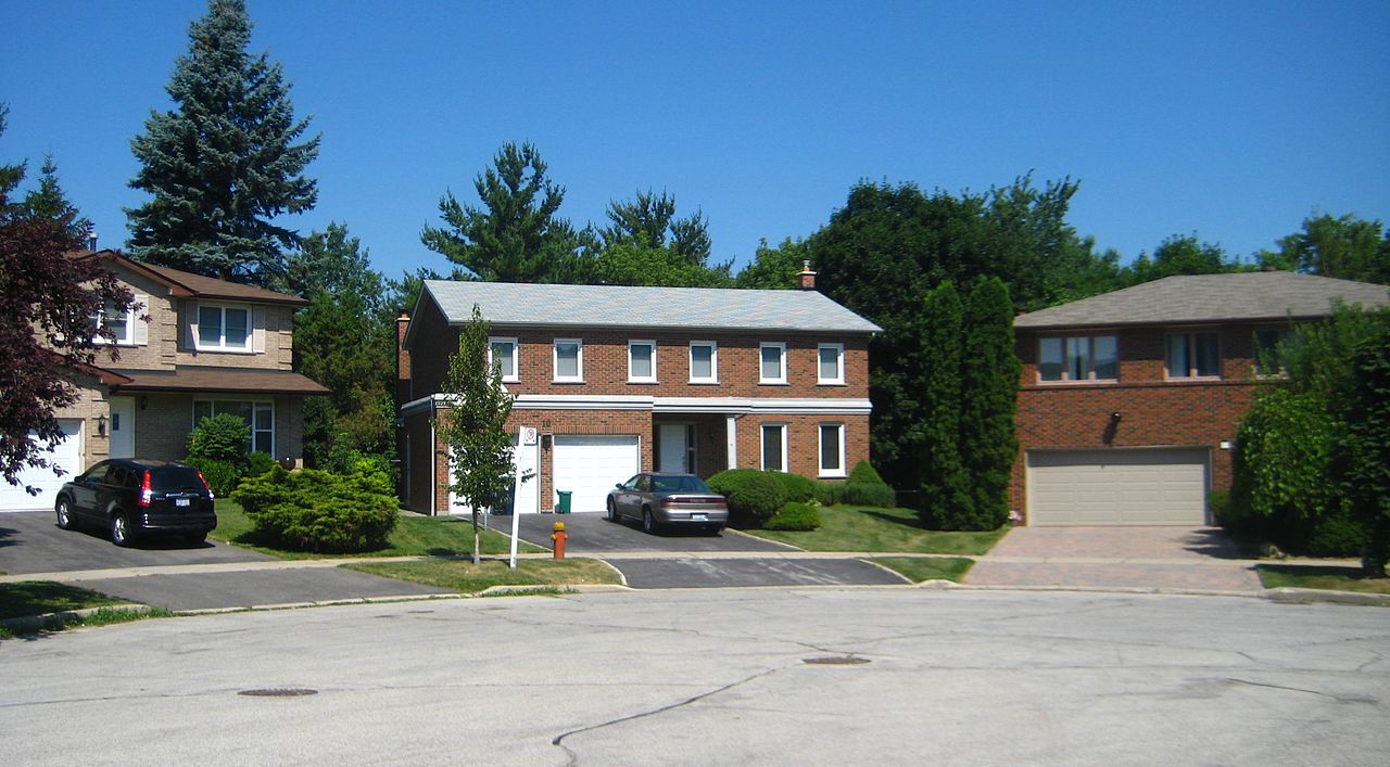 Photo of houses and cars in Hillcrest.