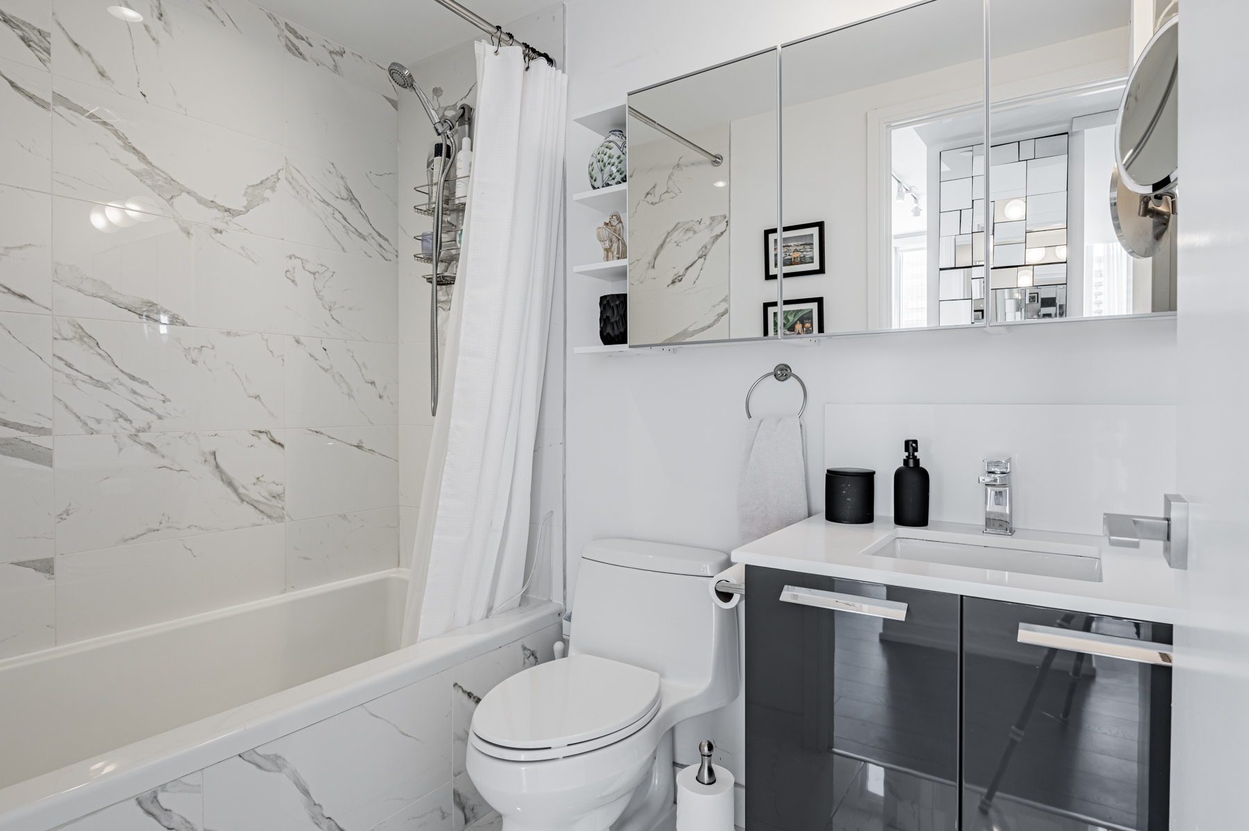 28 Wellesley St Unit 3009 – 4-piece bath with white and gray tiles.