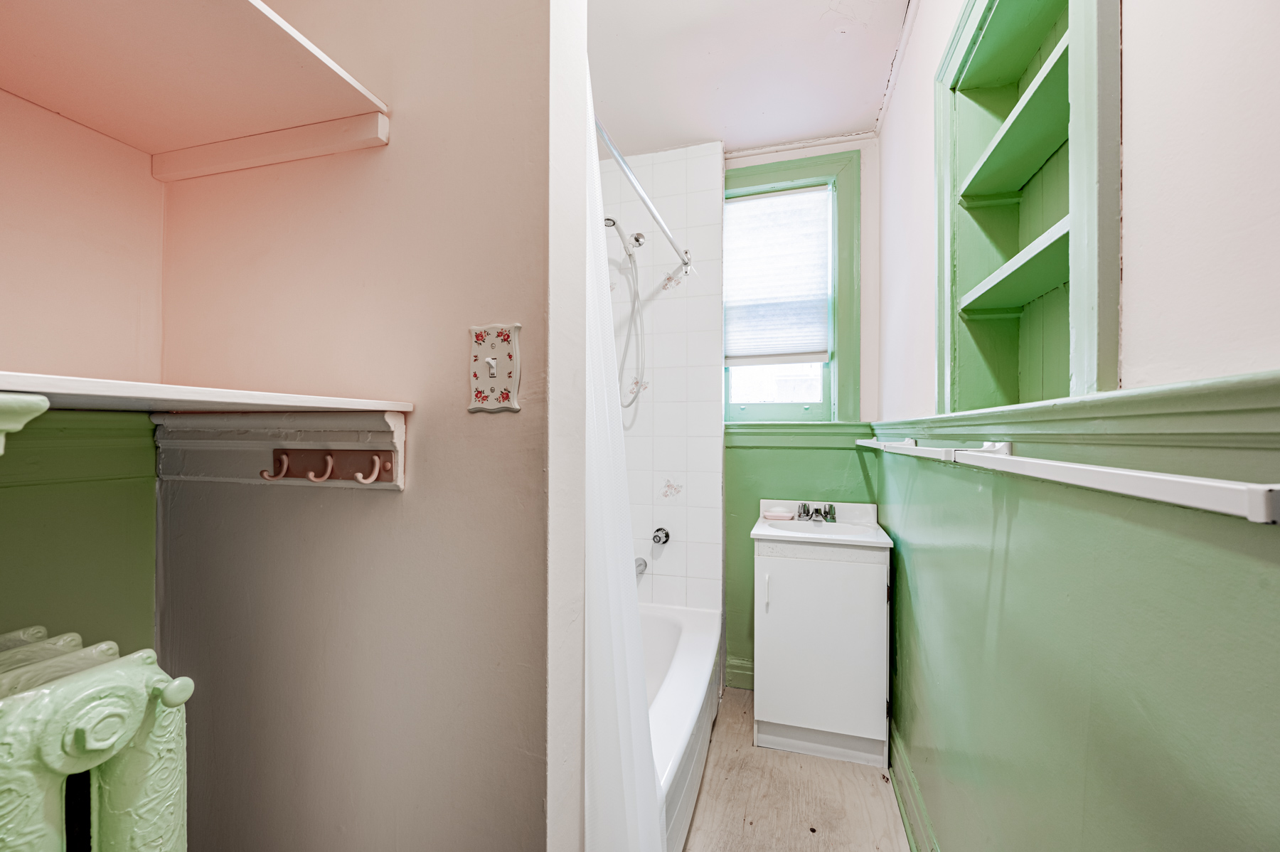 27 Granby St 4-piece bath with soaker tub and shelves.