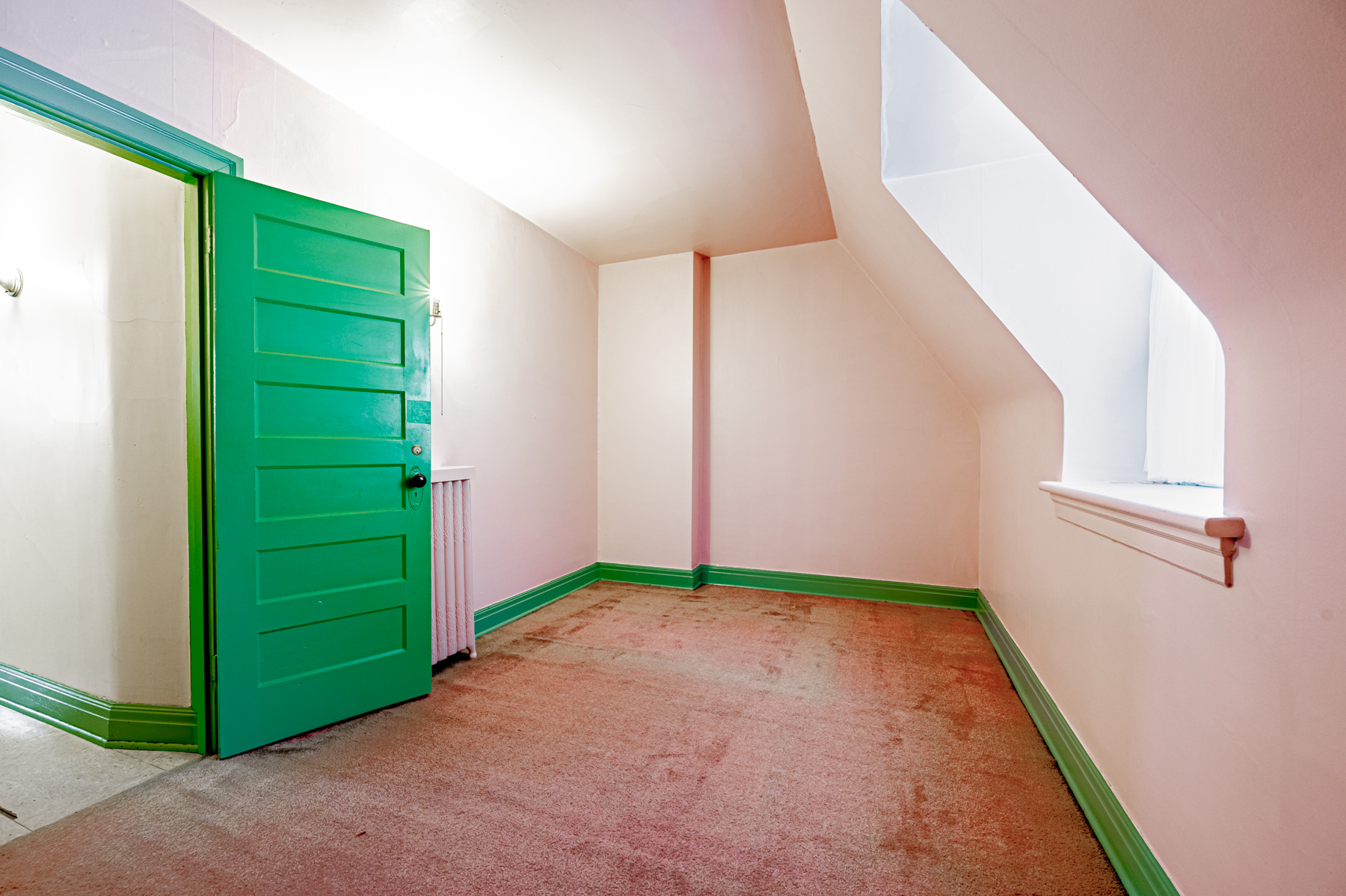 27 Granby St third floor bedroom with pink walls and carpet.