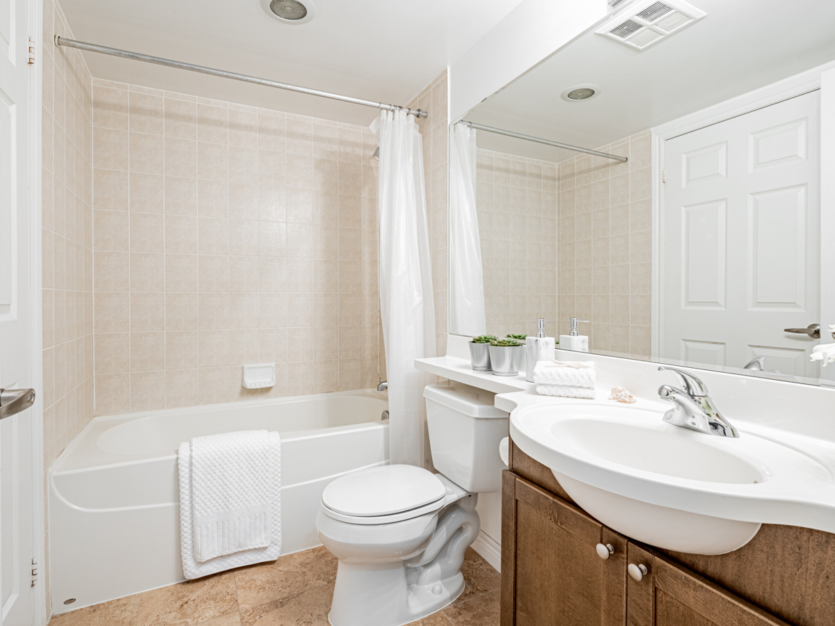 763 Bay St Unit 1614 – 4-piece bath with soaker tub and big vanity.