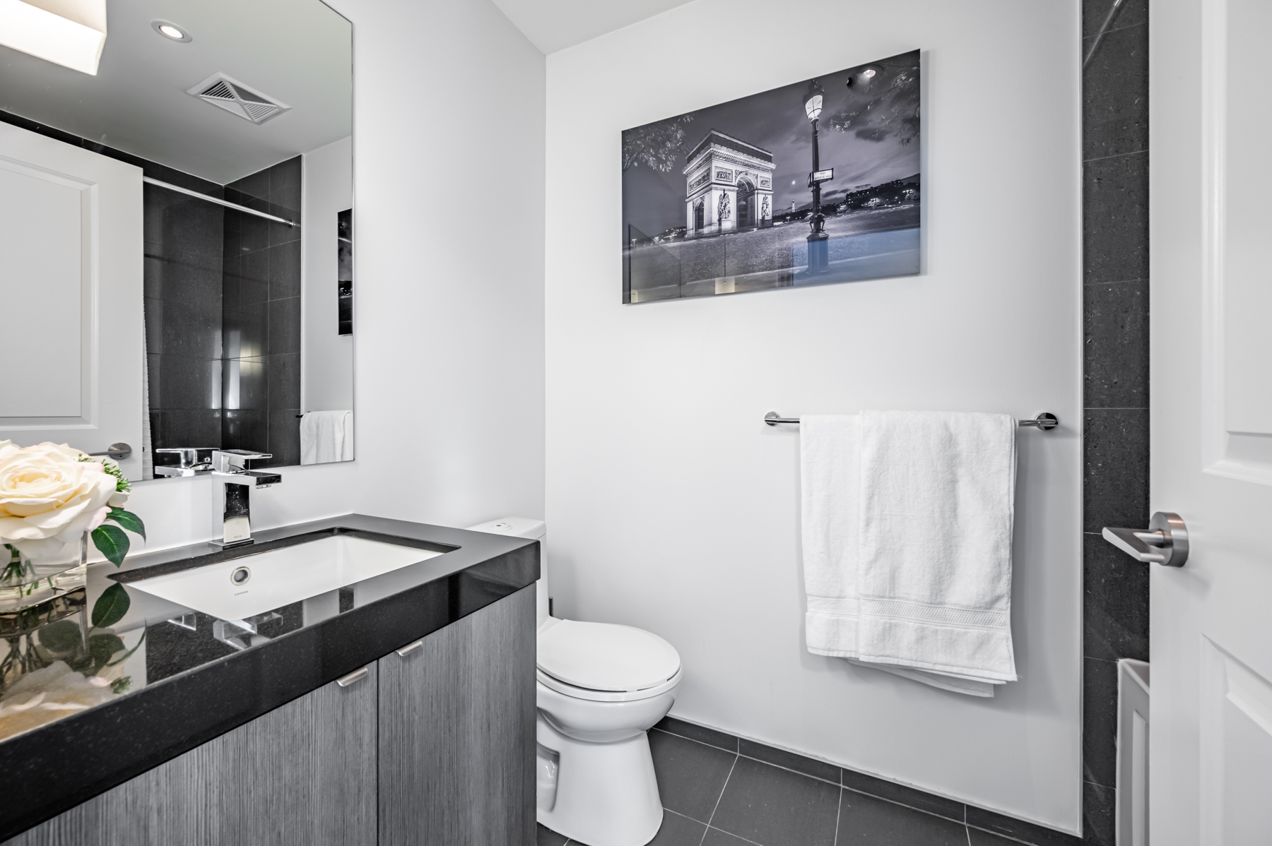 4-piece ensuite bath – 8 The Esplanade Ave Unit 3305.