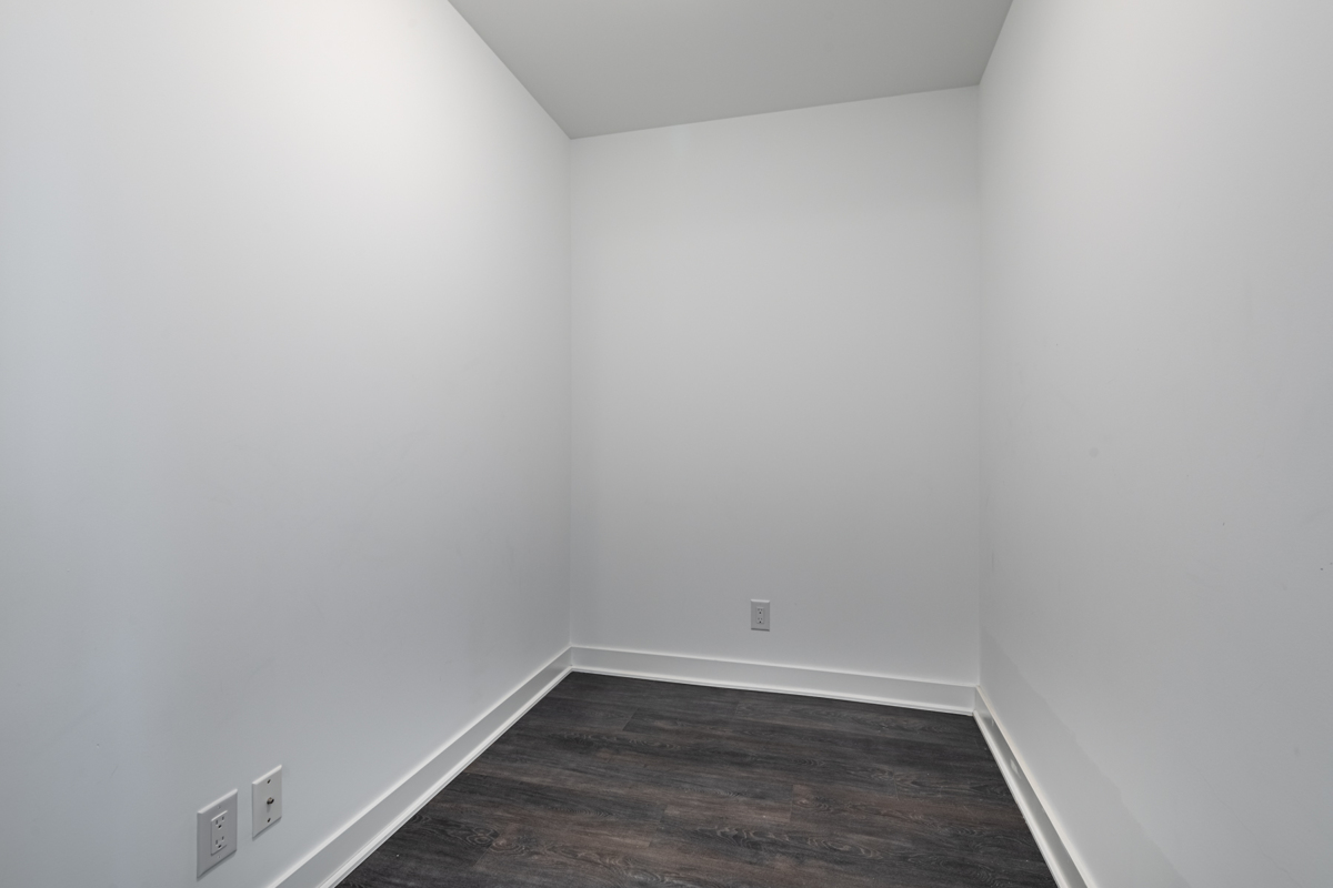 15 Grenville St - empty den with hardwood floors.