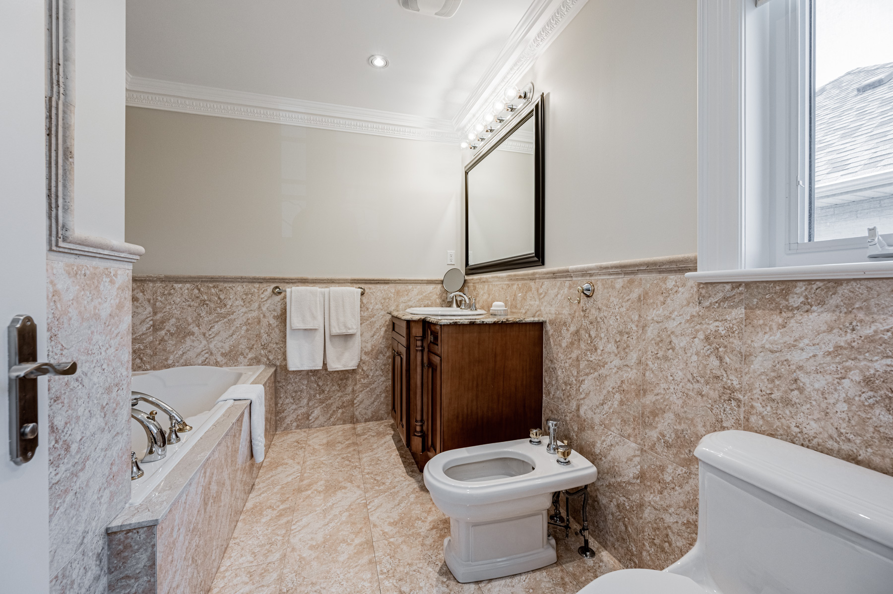 5-piece ensuite bath with soaker tub, granite tiles and moulding – 12 Highland Hill.