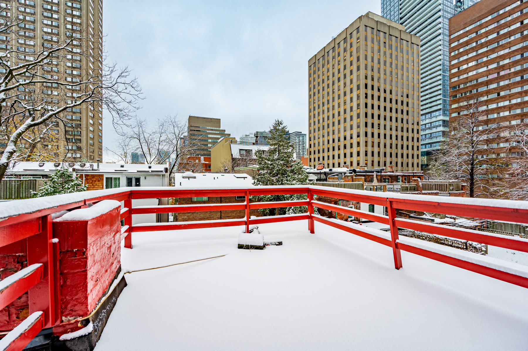 27 Granby St rooftop terrace with view of Toronto buildings.