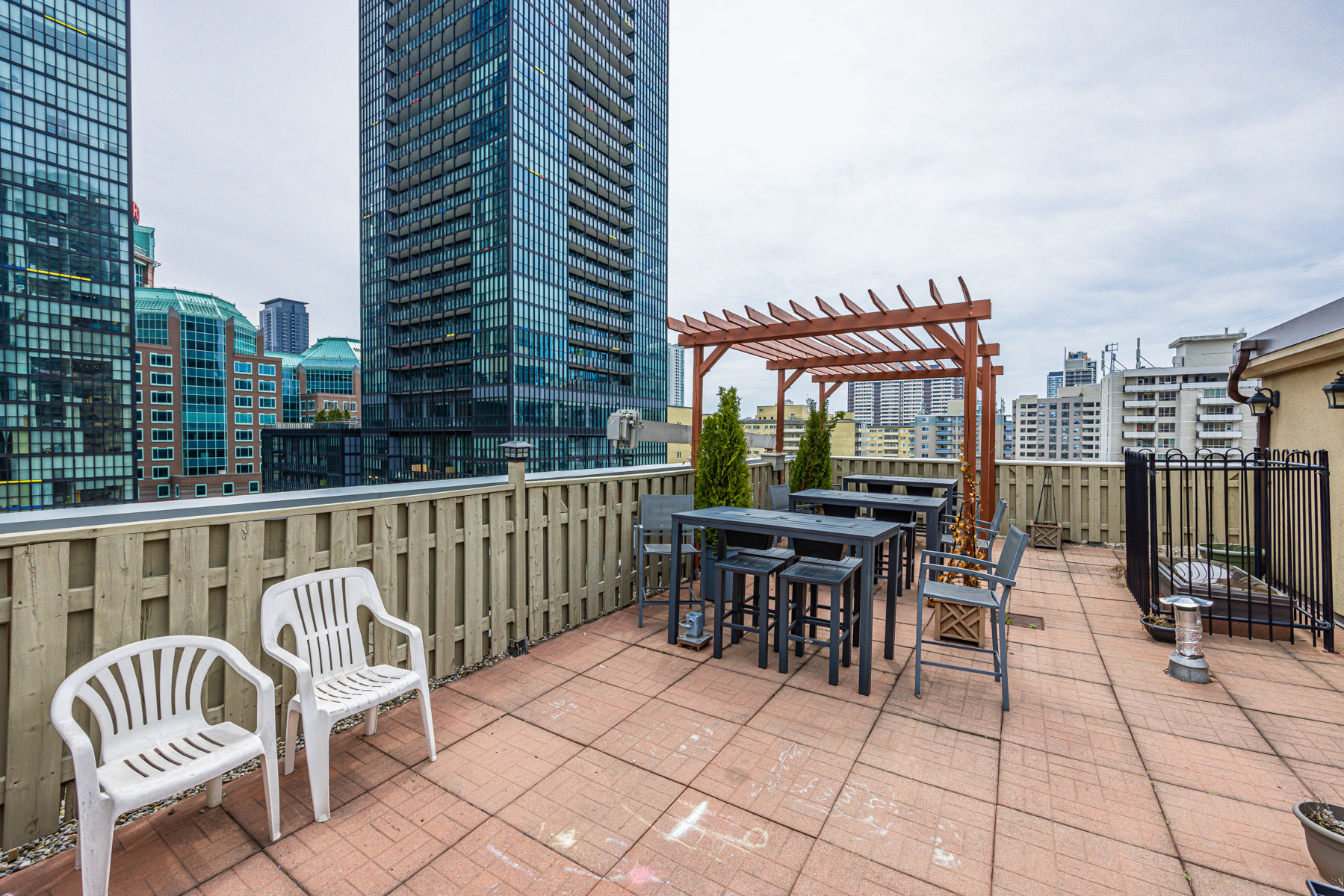 Condo rooftop deck with chairs and community garden – Waldorf Astoria Toronto.