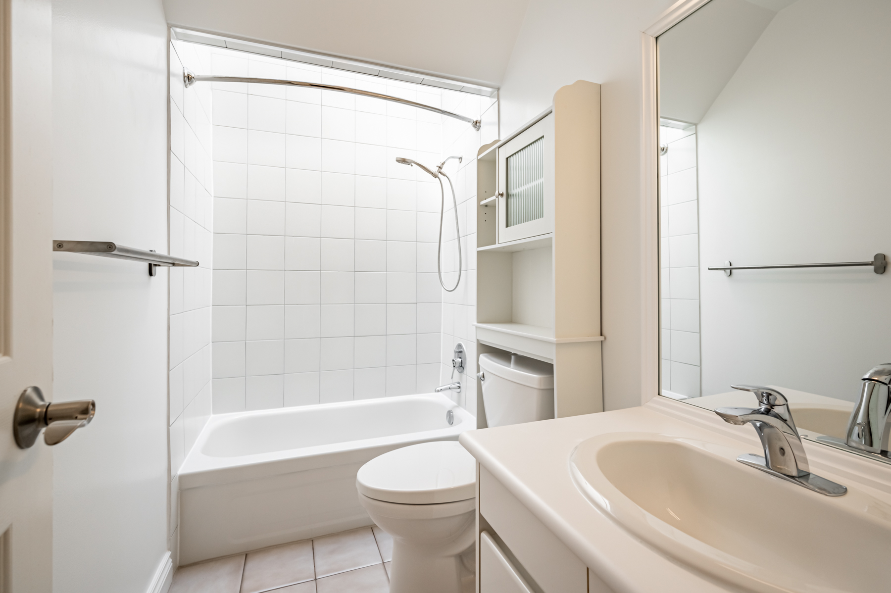 98 Bedford Rd – 4-piece ensuite bath.