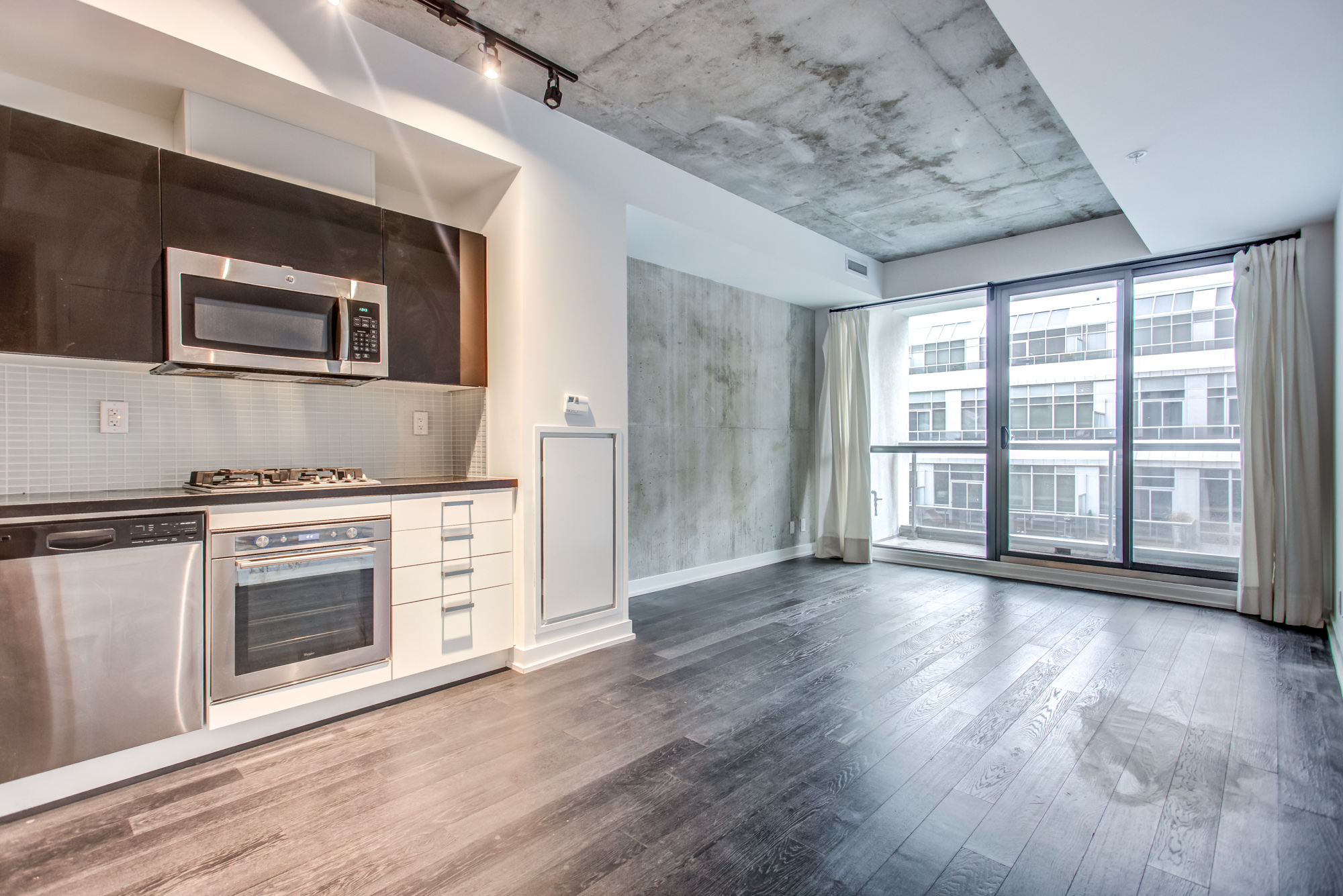 39 Brant St Unit 918, Brant Park Lofts, industrial-style kitchen, living room and dining room with laminate floors.