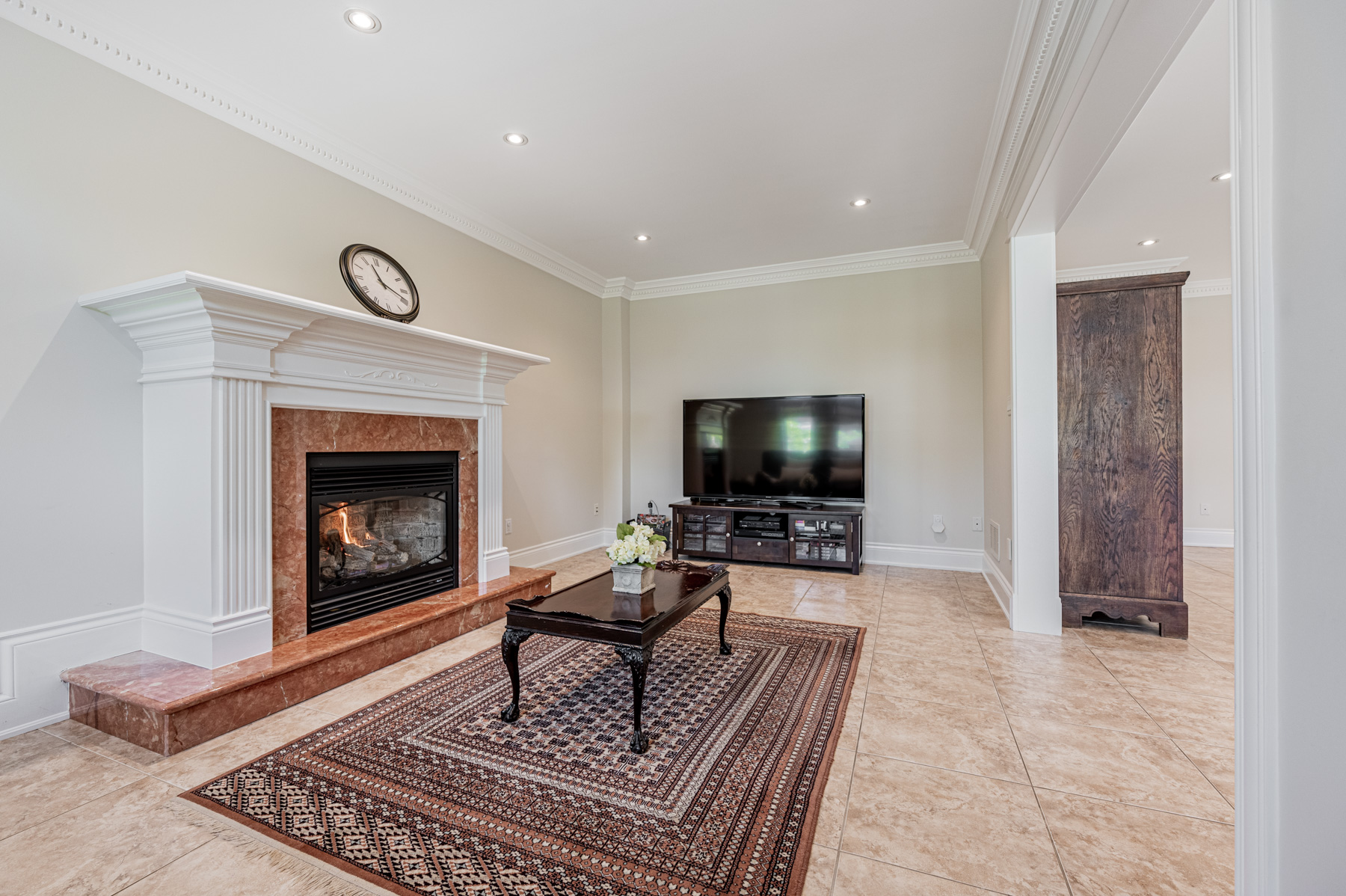 House with crown moulding, pot-lights and porcelain floors.