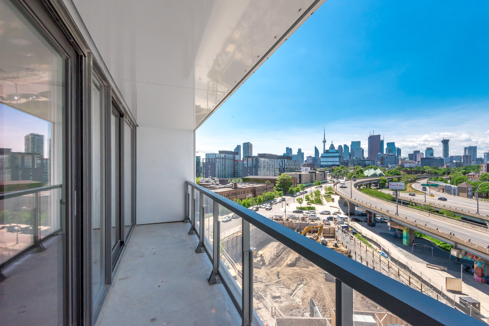 Another view of the balcony and this one is rather beautiful. We can see an almost epic shot of the CN Tower.