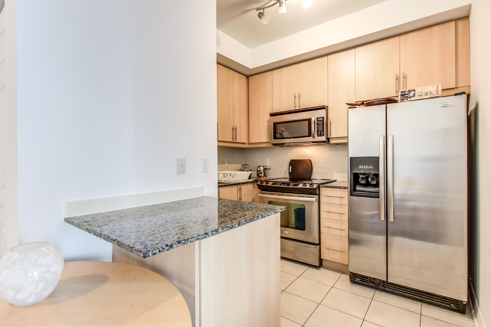 Kitchen and breakfast bar.