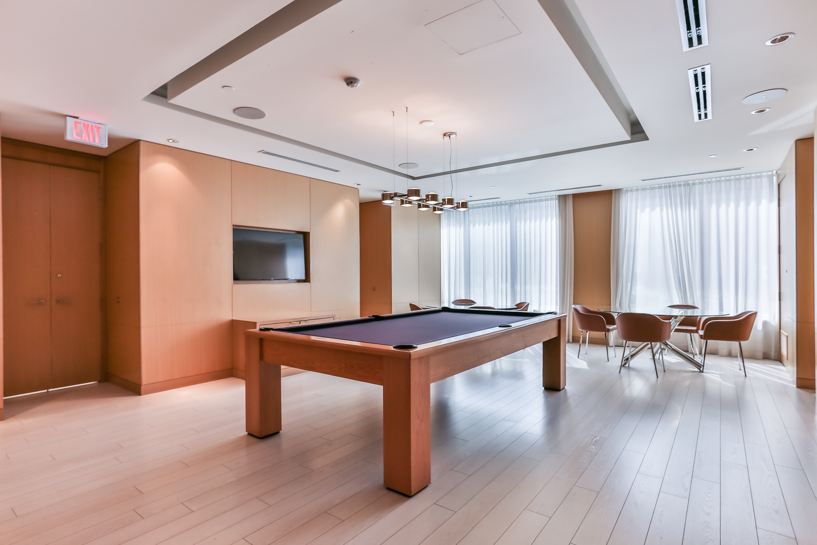 Photo of billiards table, TV and chairs at Aristo at Avonshire.