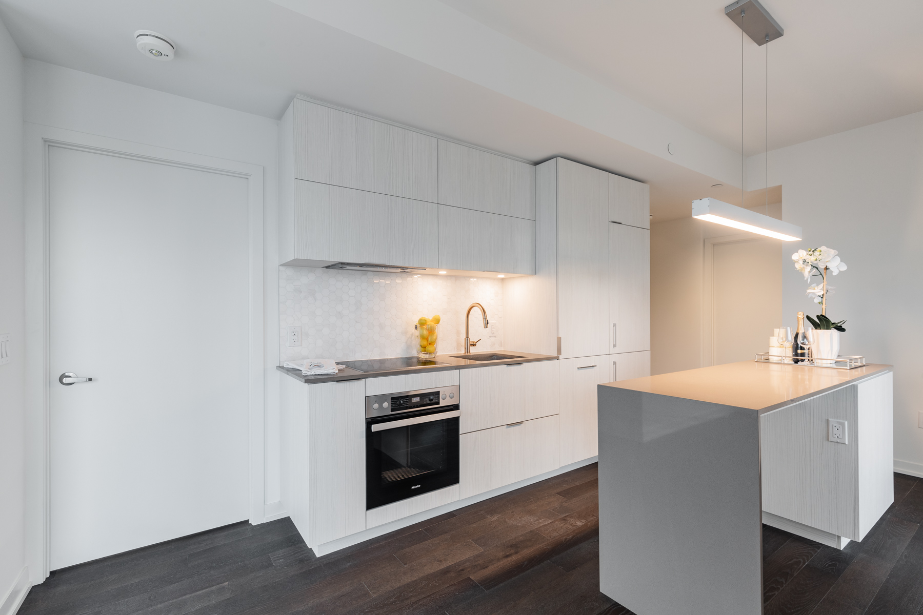 20 richardson st unit 3108 upgraded kitchen with centre island