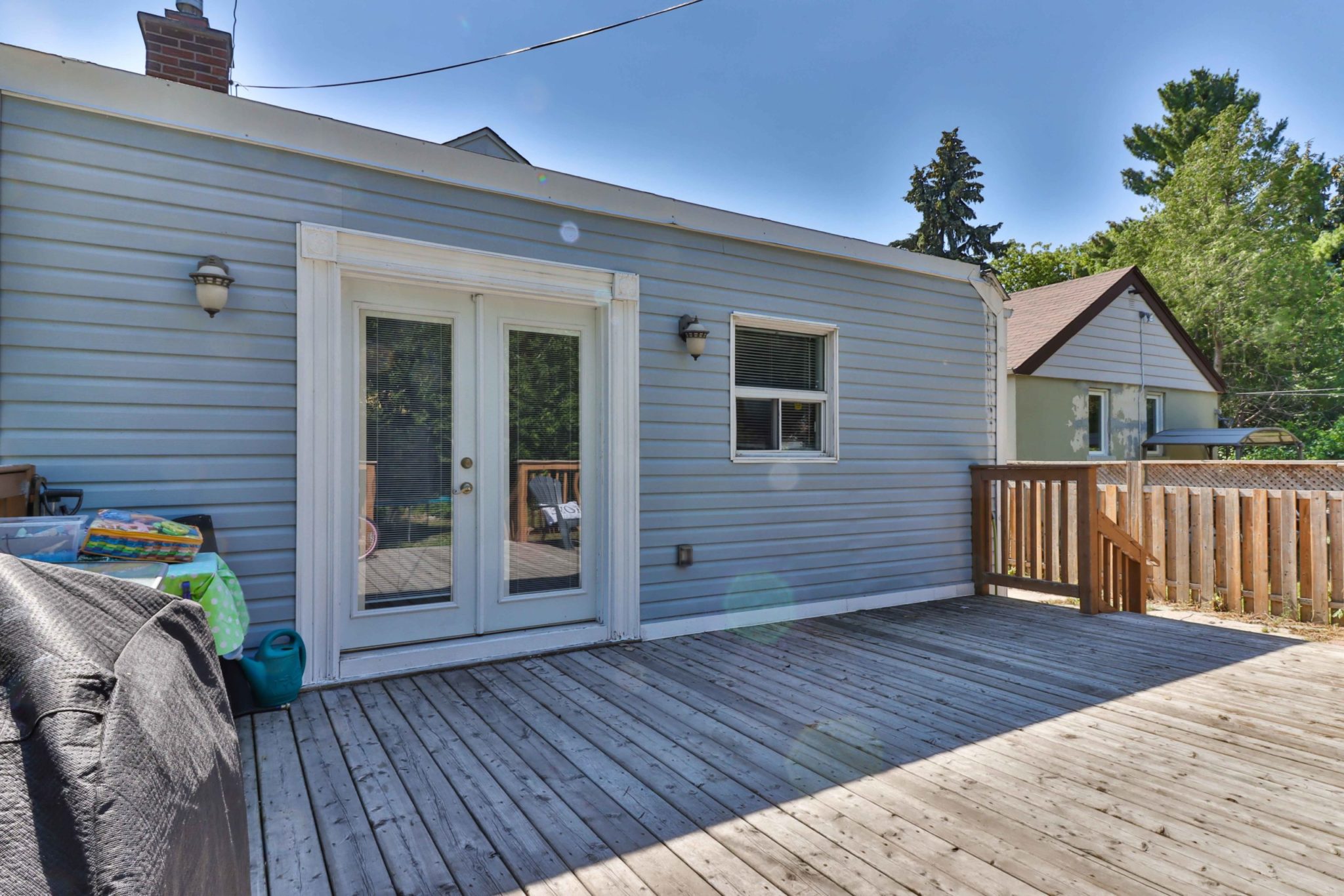 117 Phillip Ave wooden deck and house with vinyl siding.