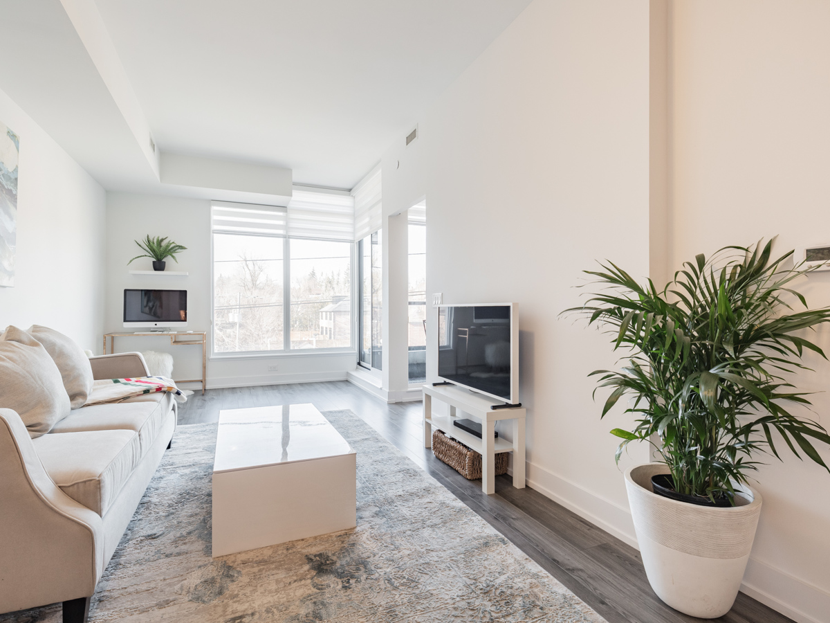 170 Chiltern Hill Rd Unit 410 – brightly lit condo living room.