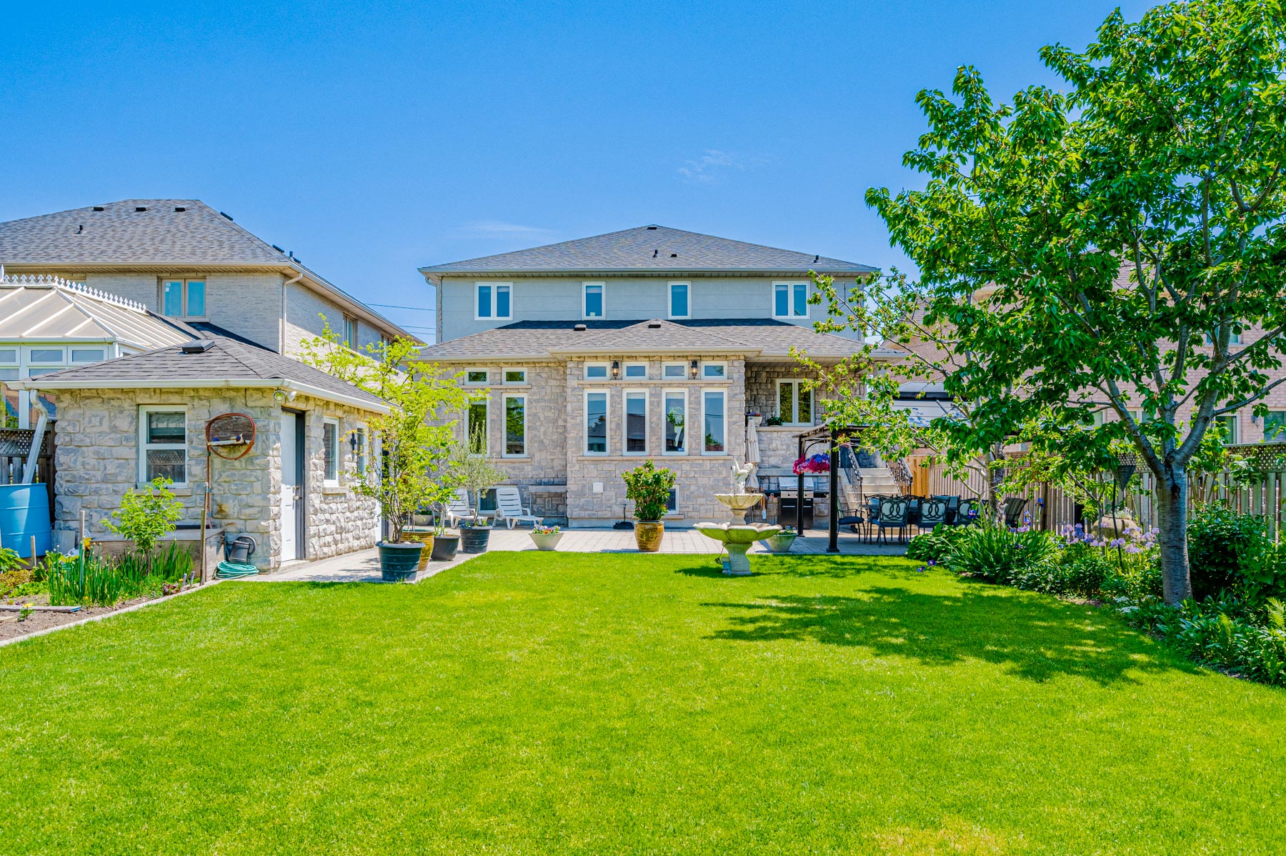 Large backyard with lush lawn – 12 Highland Hill.