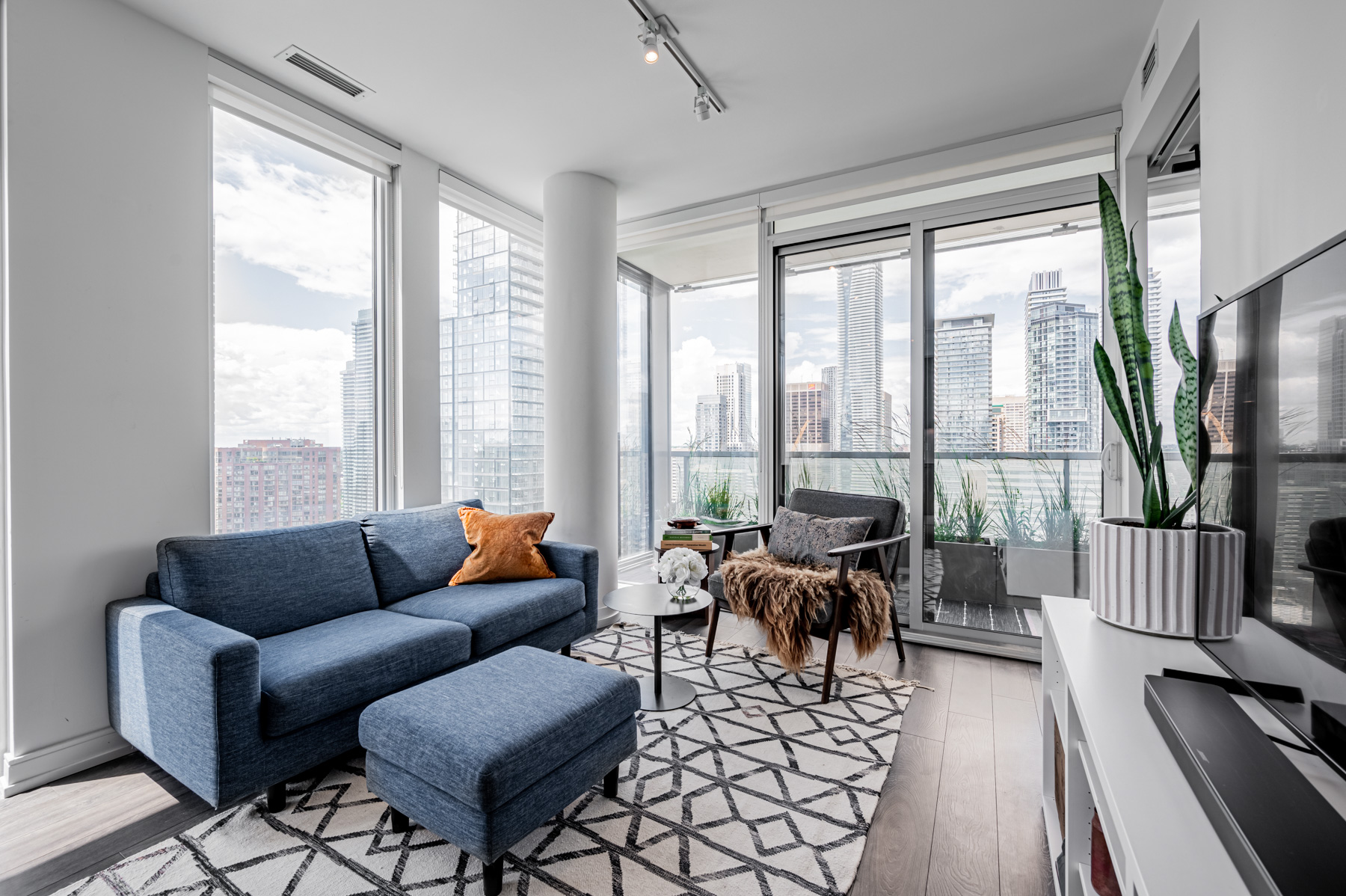 28 Wellesley St Unit 3009 lit by floor-to-ceiling windows.