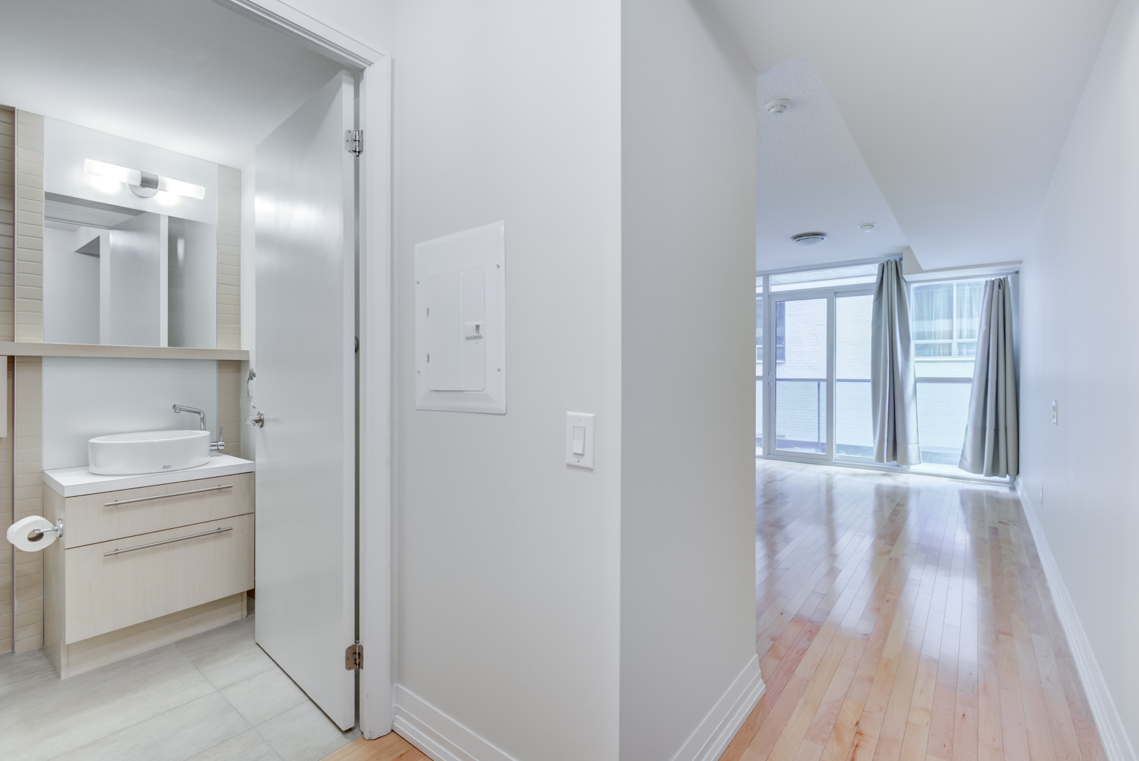 25 Carlton St Unit 401 interior showing bathroom and balcony