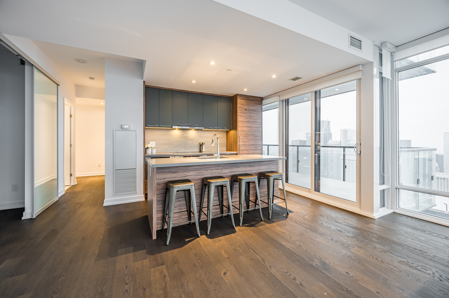 Kitchen and centre island – 488 University Ave 4610.