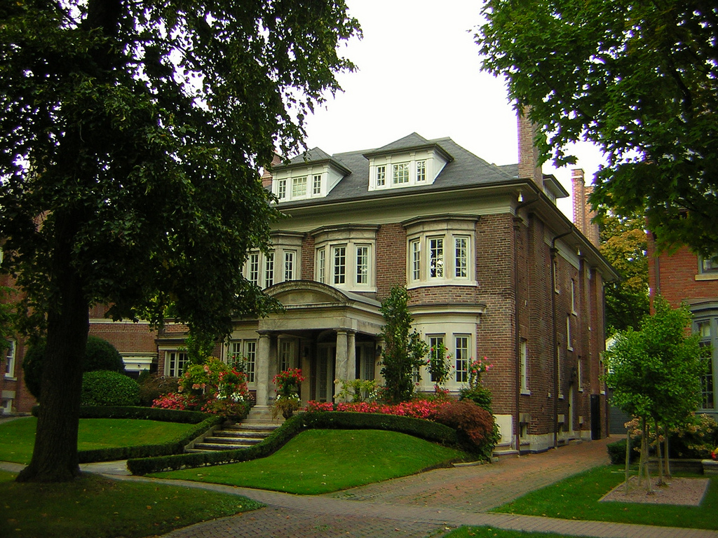 Mansions and nature in Rosedale Toronto.