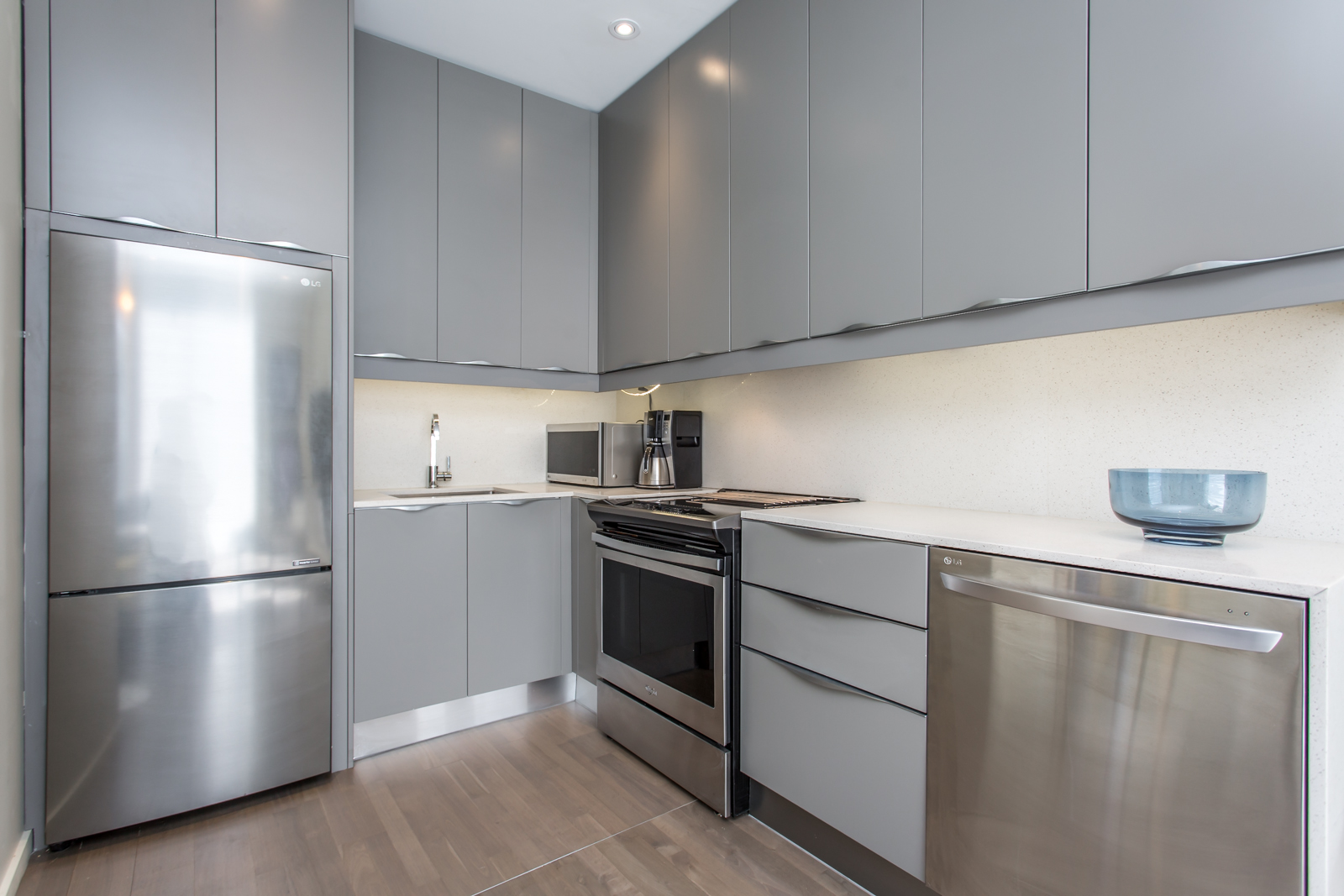 A closer look at the kitchen; so many cabinets and a rather lovely gray colour scheme.