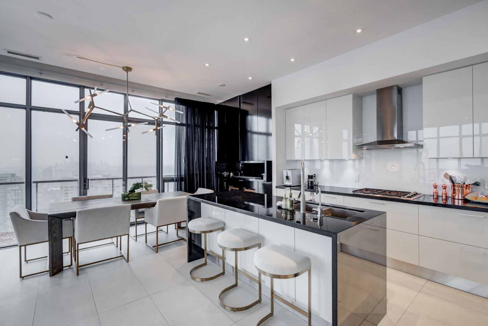 So here we see a rather striking photo of the kitchen. It mixes black and white and also gray.