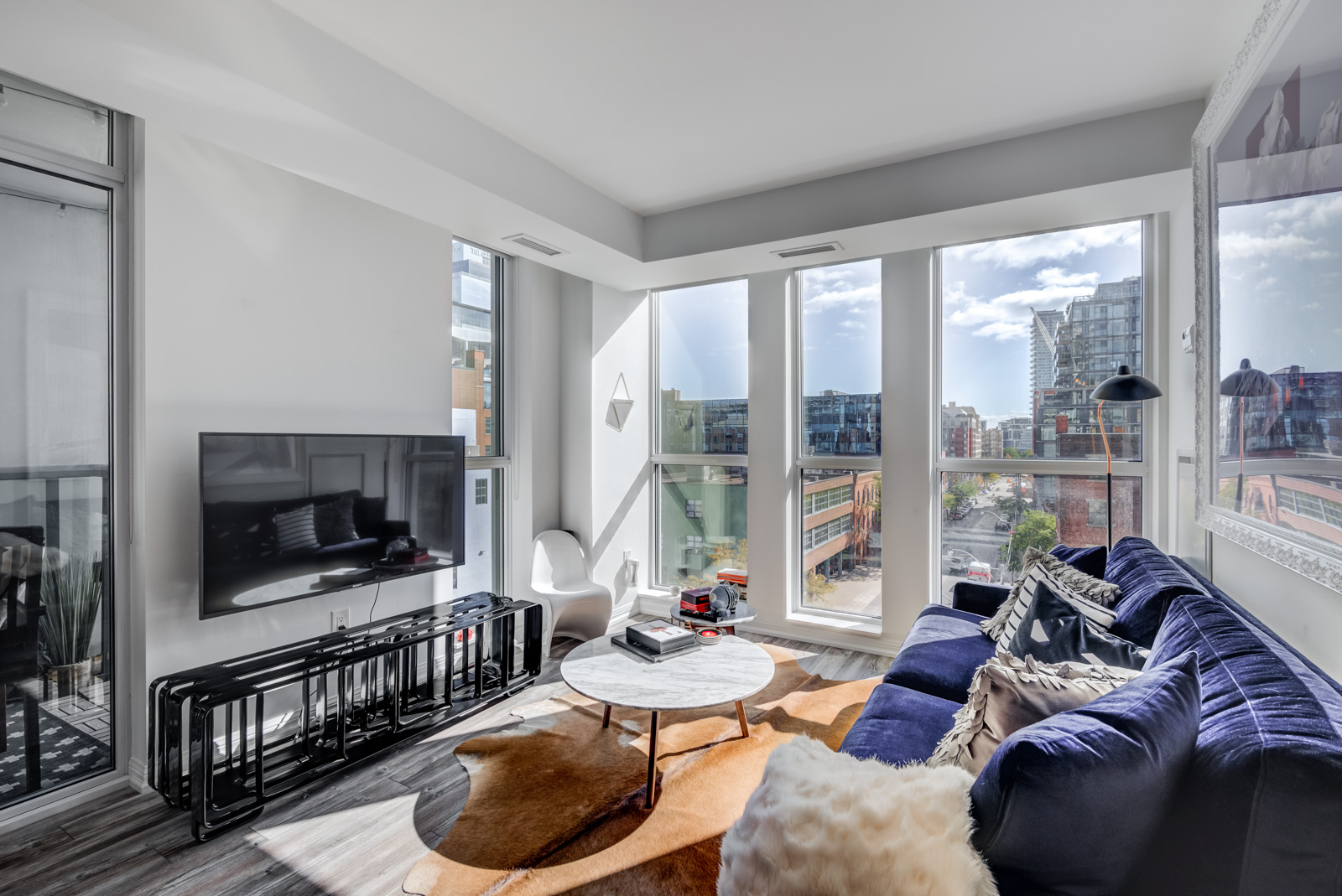 400 Adelaide St E Unit 704 Moss Park condos living room with modern furniture and wide windows.