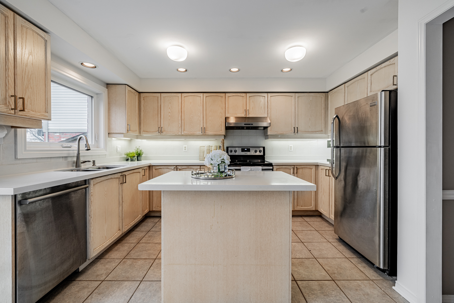 77 Schouten Cres – u-shaped kitchen with lots of cabinets.
