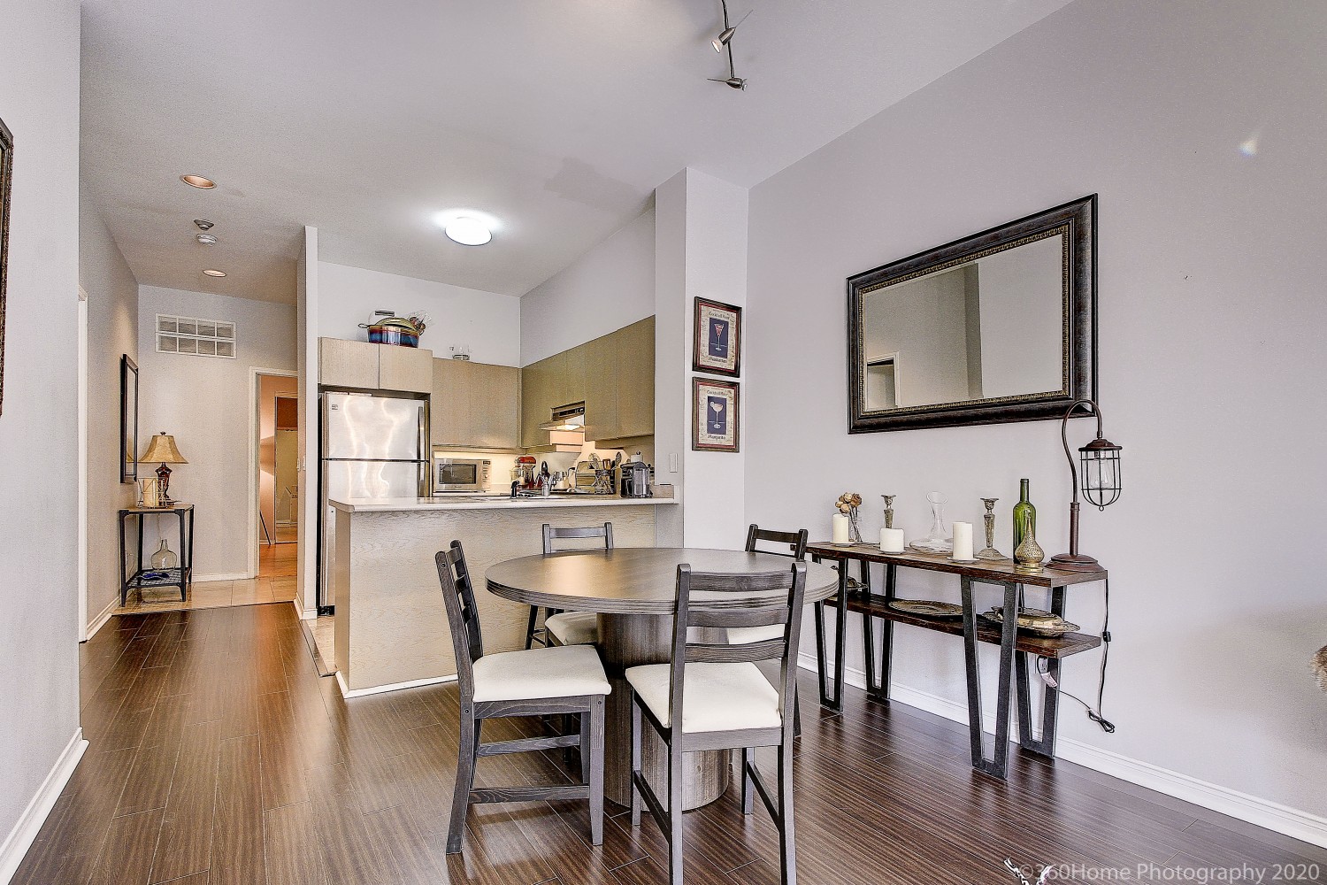 817 - 7 King St E dining room with round table and 4 chairs.