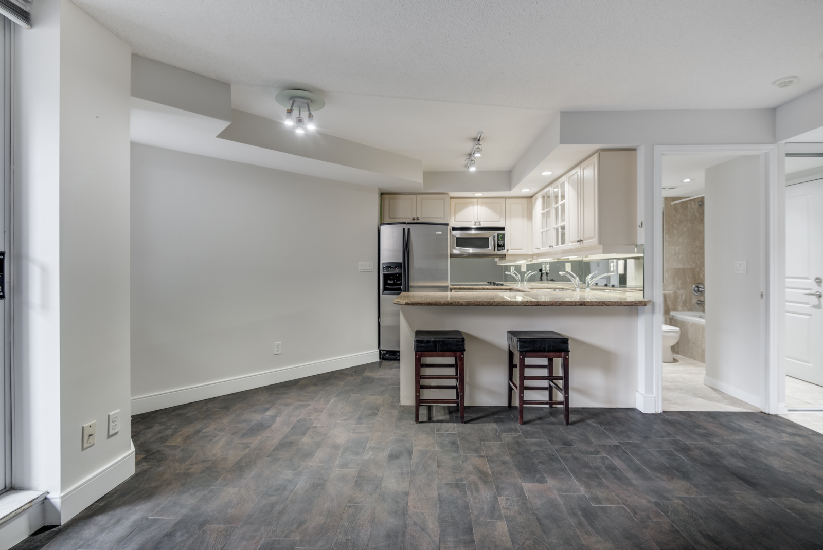 View of 140 Simcoe St E Unit 921 kitchen with 4 different types of lighting.