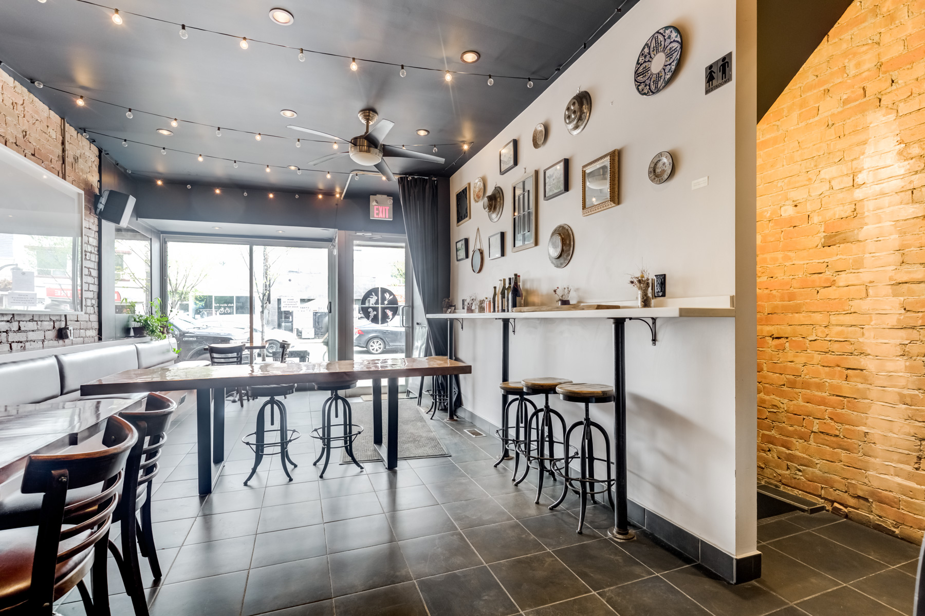 Fiorentina restaurant with ceiling fan, wall decor and large windows.