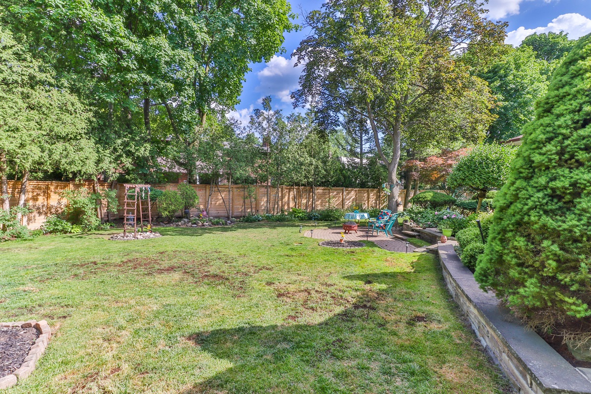 Huge backyard of 6 Parmbelle Cres bungalow.