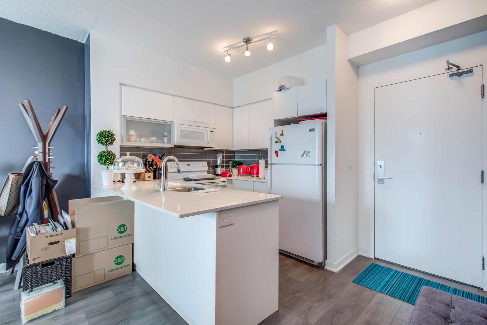 Kitchen counter and breakfast bar at 150 East Liberty St Unit 1616.