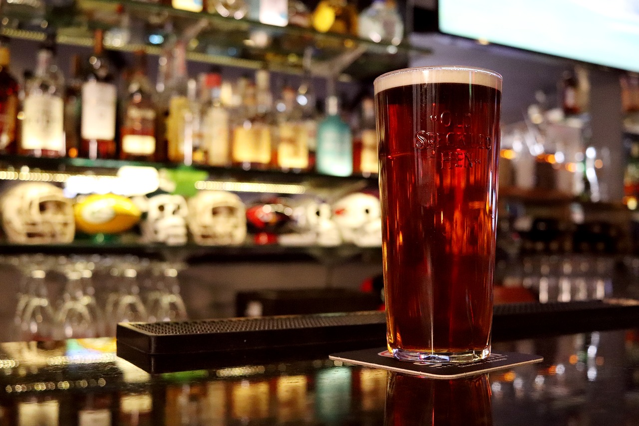  So here we see a glass of beer and also behind it are many other bottles and glasses.