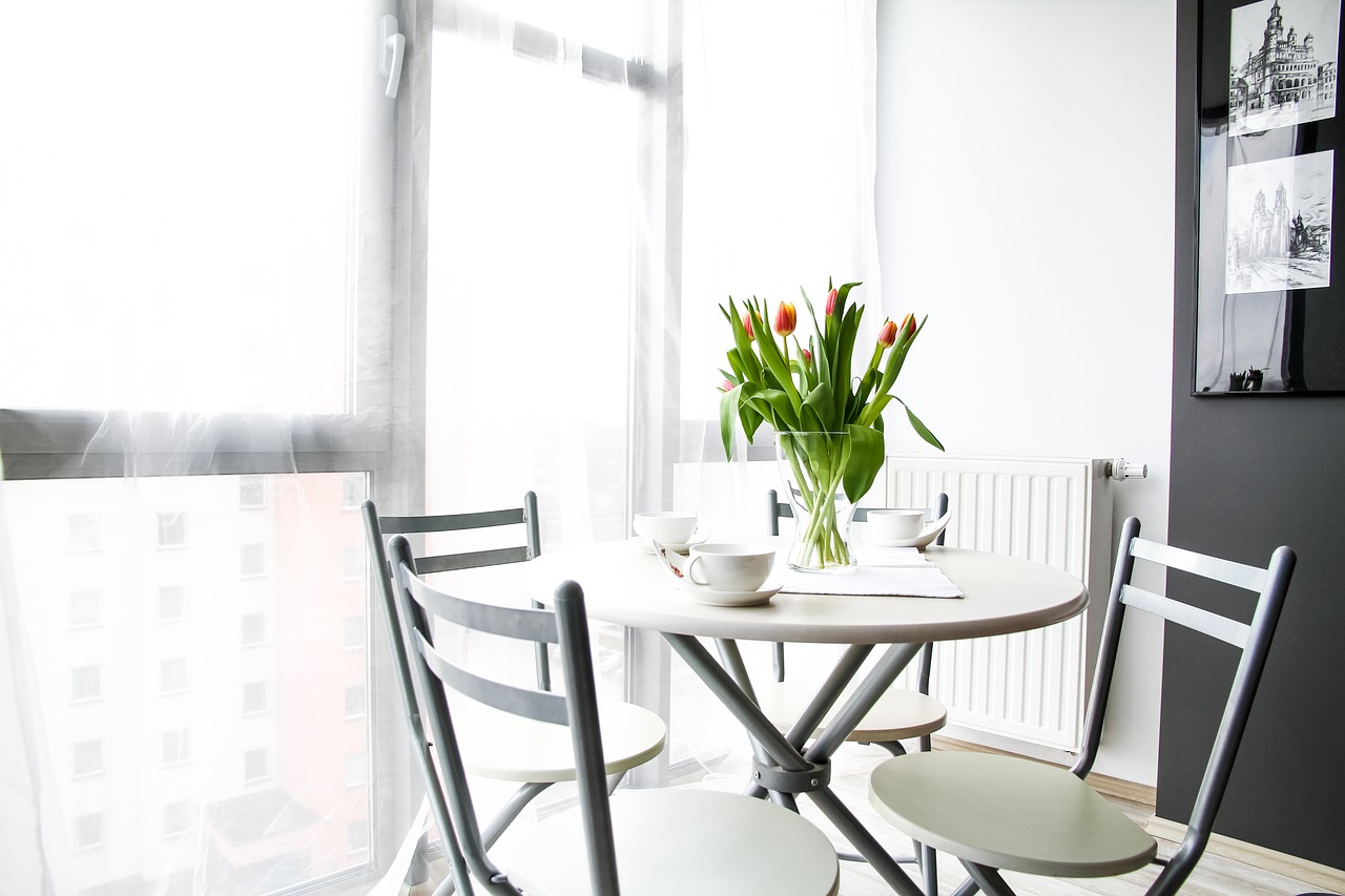Flowers on table showing importance of decor to selling your home in winter housing market.