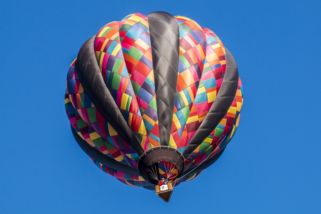 Colourful hot air balloon showing how BoC will have to raise rates to fight inflation.